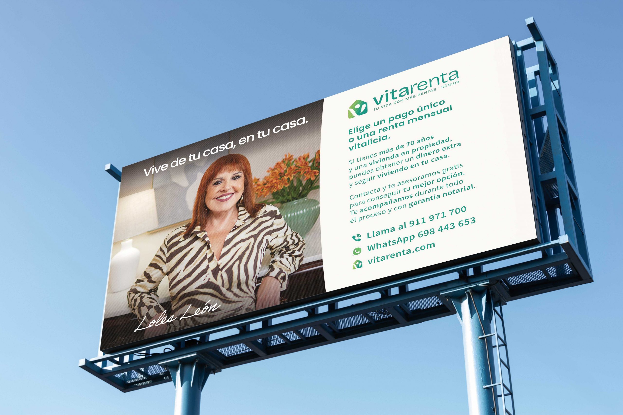 Mujer sonriente transmitiendo cercanía y confianza en un interior hogareño durante la campaña de Vitarenta. Foto de Mike Monso.